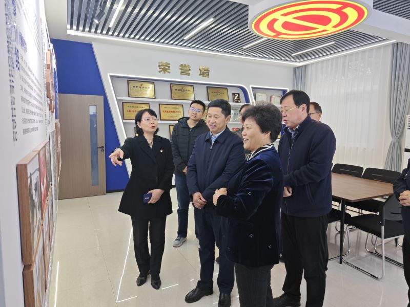 男人把尿尿逼逼的视频2025年05月09日上午 安阳市人大常委会副主任、市总工会党组书记、主席夏军一行莅临华阳电磁铁参观调研；对公司2023年全国五一劳动奖章获得者汪利娜慰问，并听取劳模工作室相关情况汇报